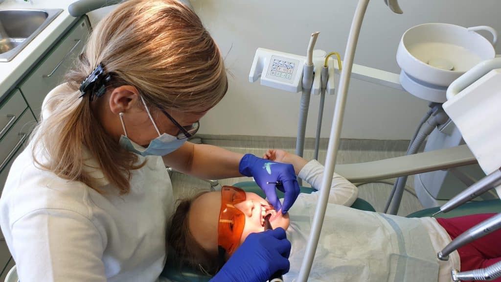 Strah pred zobozdravnikom pri otrocih je potrebno odstraniti